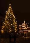 Juletræet på Rådhuspladsen, med Tivoli i baggrunden